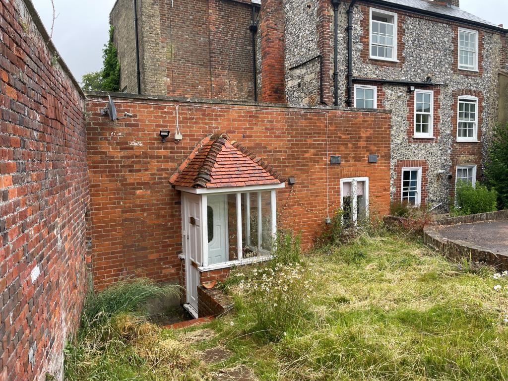 Lot: 66 - TWO-BEDROOM BUNGALOW - Entrance to bungalow with grass to front